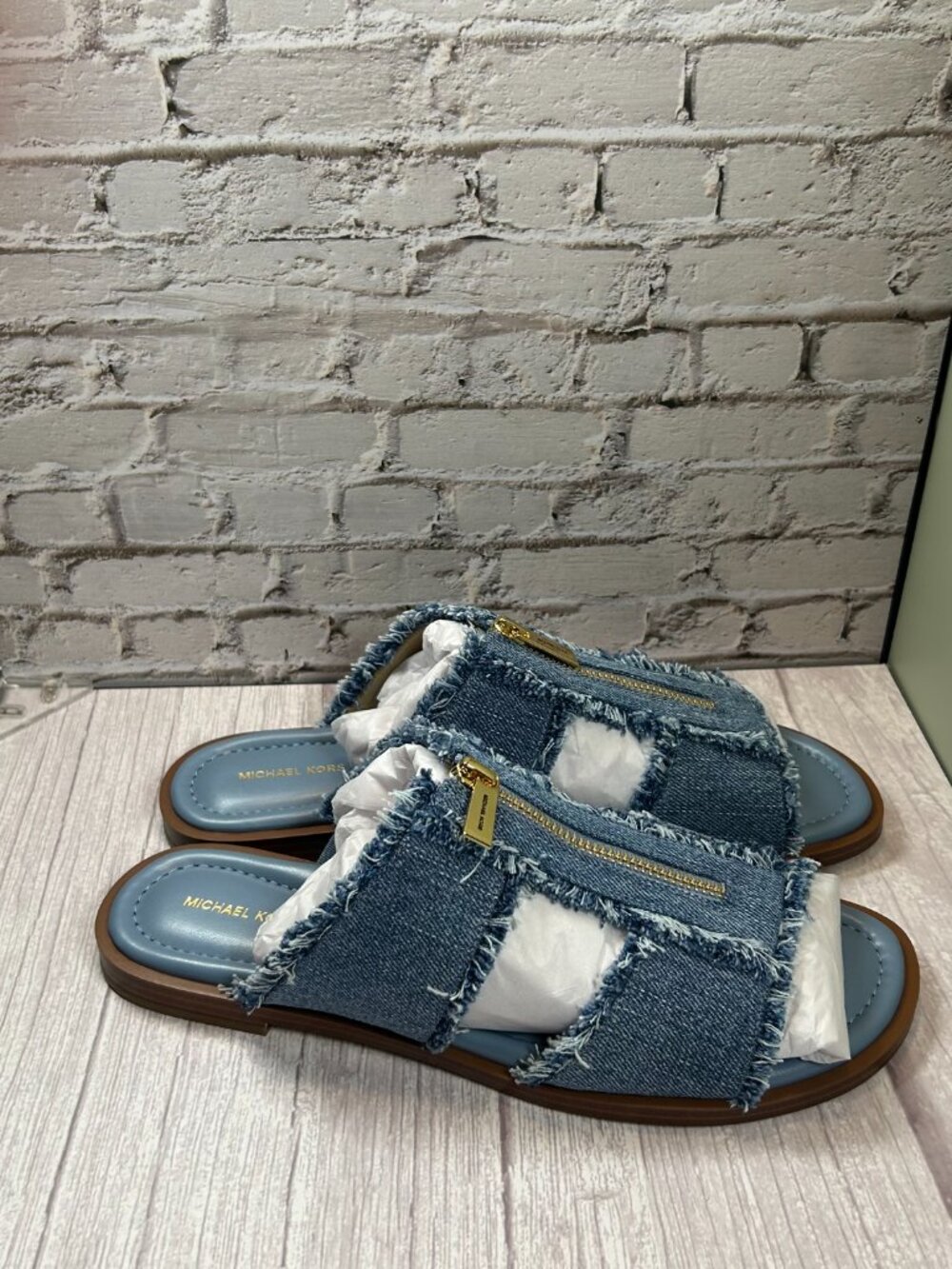 MICHAEL KORS BERKLEY FLAT SANDAL (9,5) - Picture 4 of 12